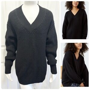Aritzia Wilfred Belize Oversized Merino Wool
Sweater V-neck Black Size Medium